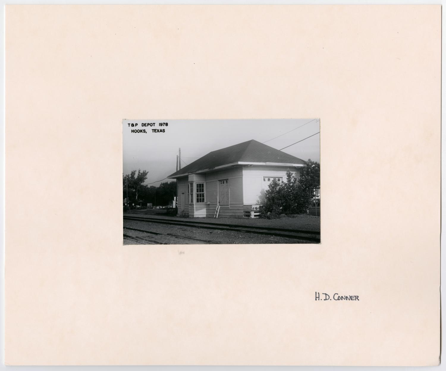 Images of Texas & Pacific Stations and Structures in  Hooks, TX