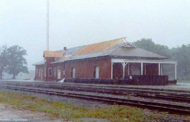 Image of T&P Stations & Structures in Paris TX depot undergoing renovation in 1998