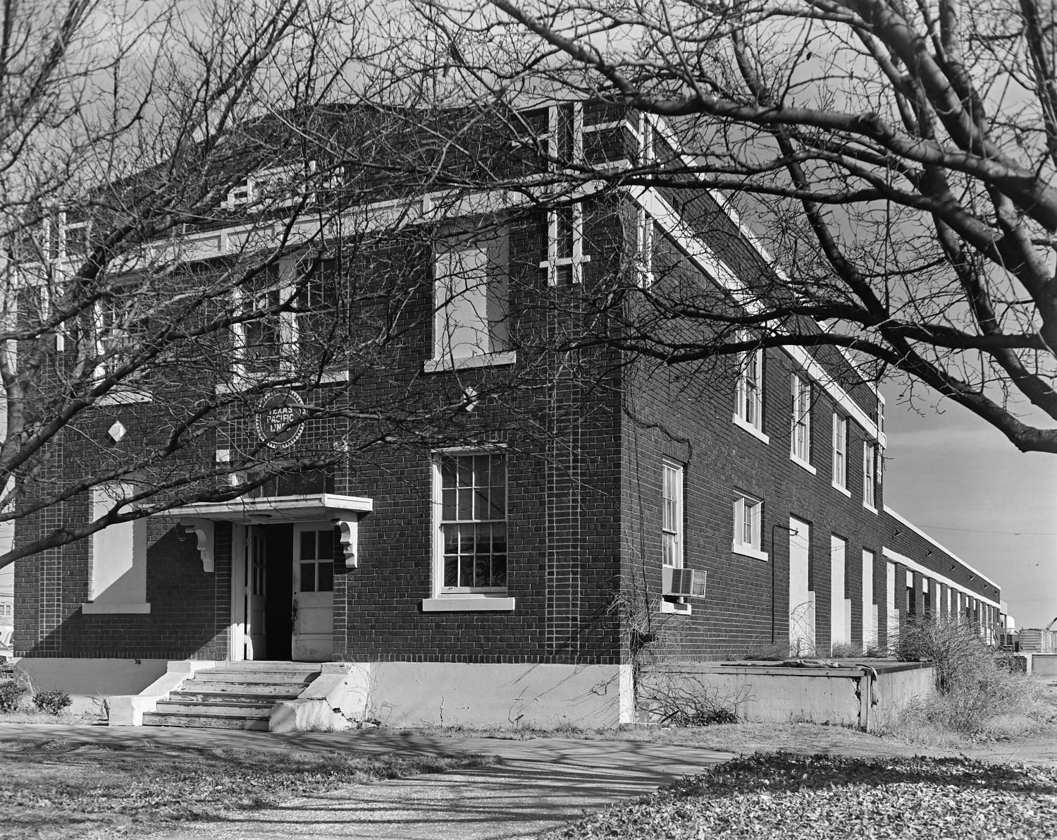 Texas and Pacific Freight Building, Facade and side elevation